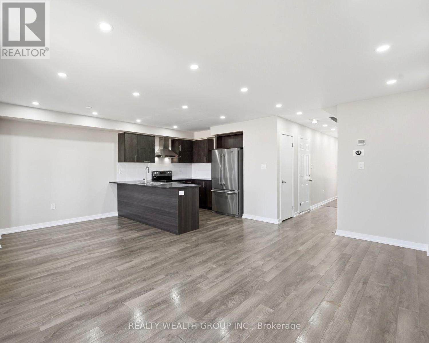 Row / Townhouse – 112 GOLDEN SPRINGS DRIVE, Brampton – photo 2