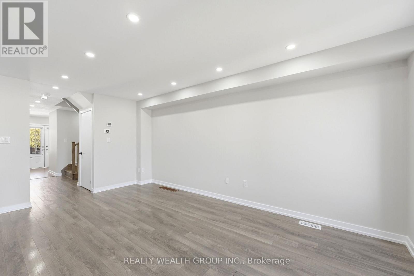 Row / Townhouse – 112 GOLDEN SPRINGS DRIVE, Brampton – photo 5