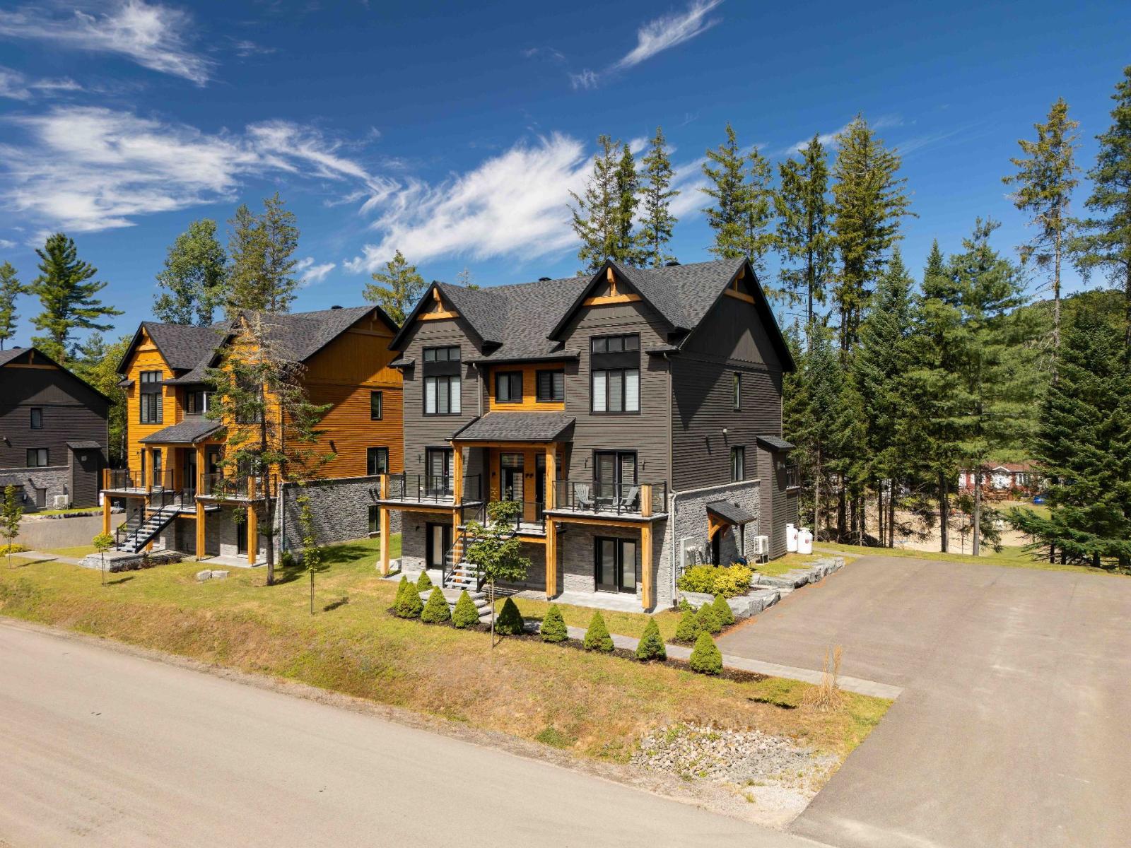 579 Rue Charlie-Forbell