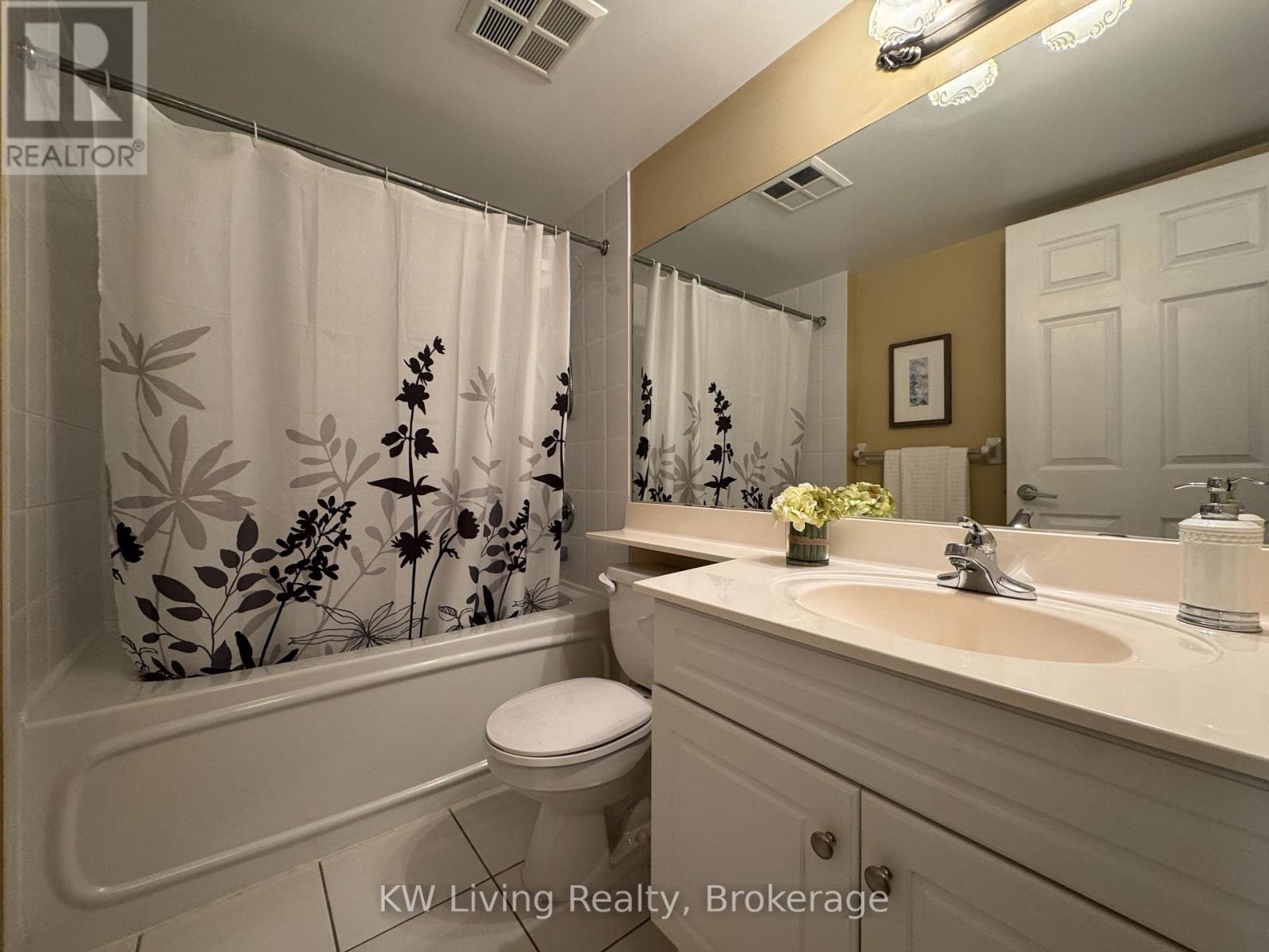Apartment – 204 - 19 BARBERRY PLACE, Toronto – photo 2