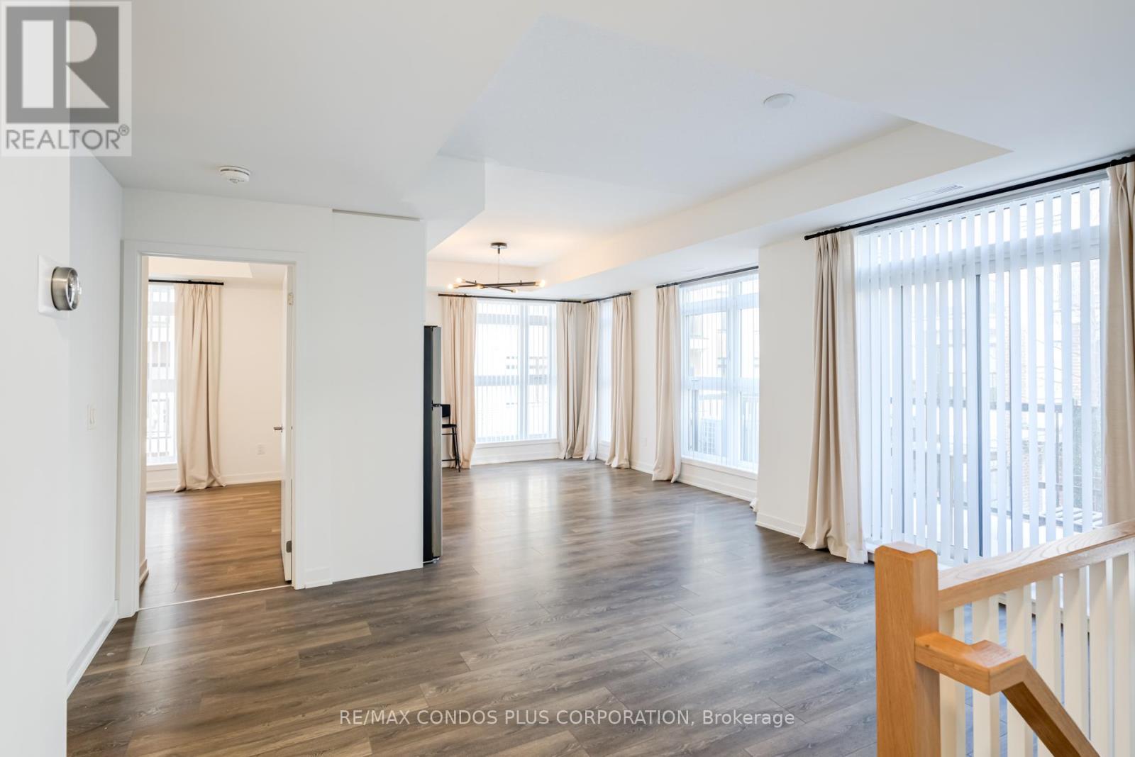 Row / Townhouse – 201 - 100 CANON JACKSON DRIVE, Toronto – photo 2