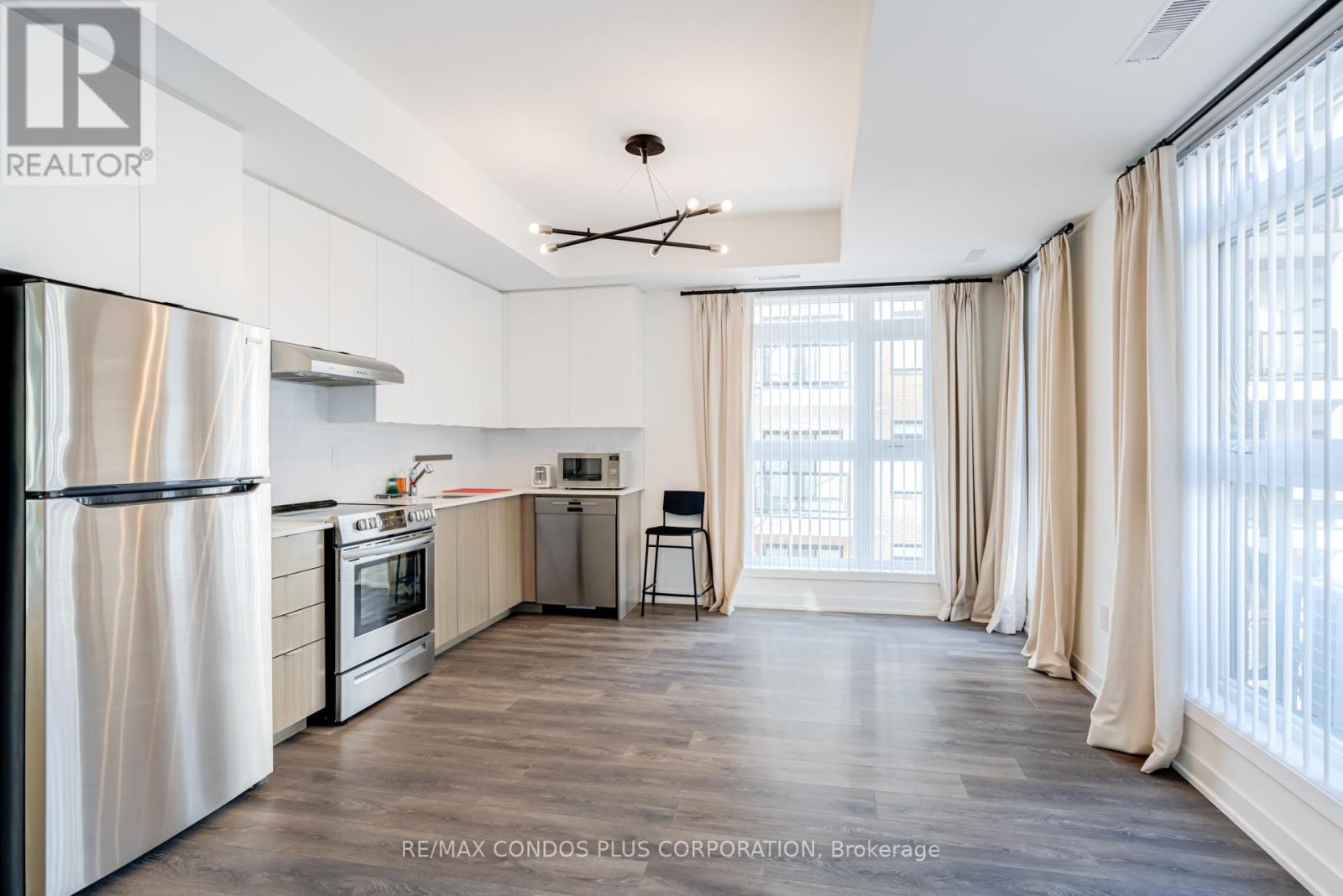 Row / Townhouse – 201 - 100 CANON JACKSON DRIVE, Toronto – photo 3