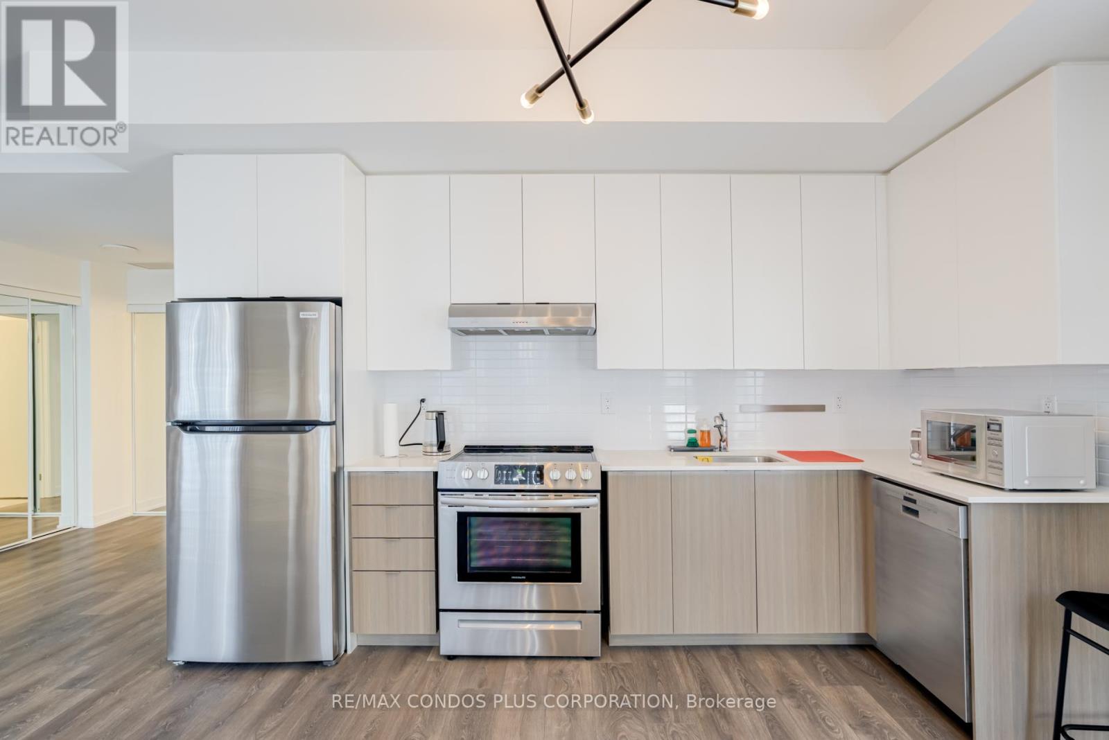 Row / Townhouse – 201 - 100 CANON JACKSON DRIVE, Toronto – photo 4