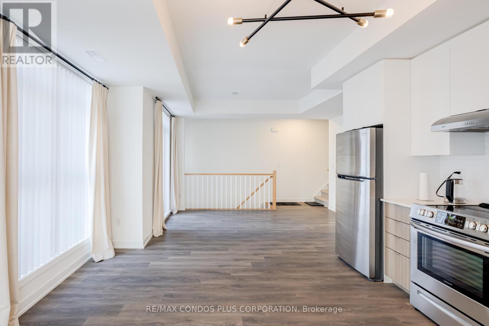 Row / Townhouse – 201 - 100 CANON JACKSON DRIVE, Toronto – photo 5