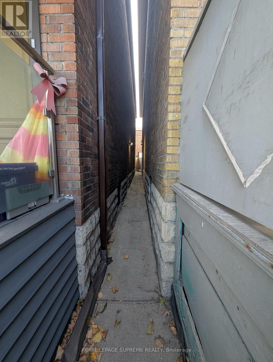 House – LOWER - 2132 DUNDAS STREET, Toronto – photo 2