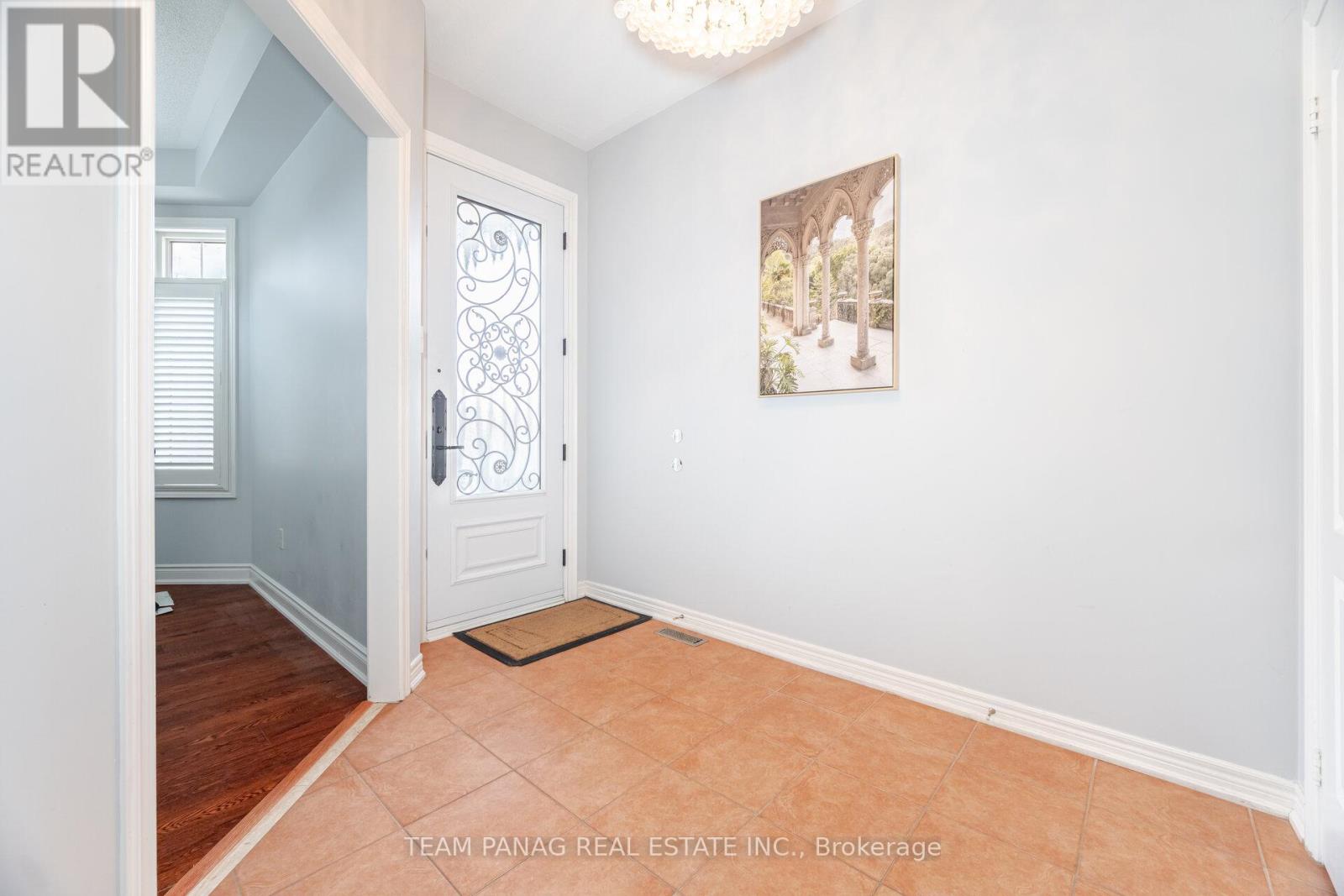 House – 8 GORERIDGE CRESCENT, Brampton – photo 3