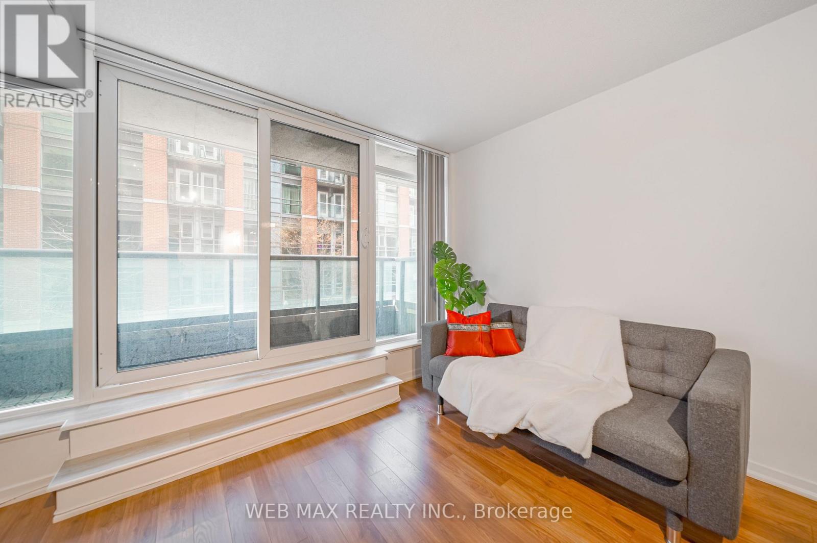 Apartment – 205 - 36 LISGAR STREET W, Toronto – photo 5