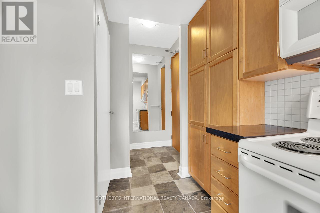 Single Family – 207 - 70 ALEXANDER STREET, Toronto – photo 3