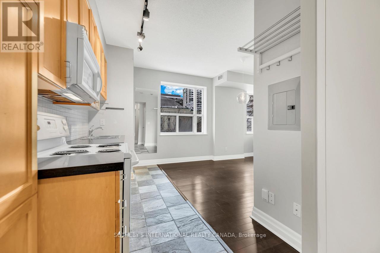 Single Family – 207 - 70 ALEXANDER STREET, Toronto – photo 4