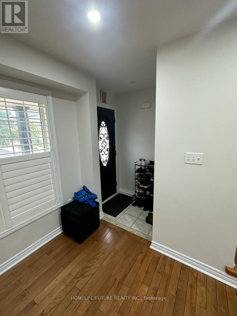 House – MAIN & 2ND FLR - 19 HUMMINGBIRD DRIVE, Toronto – photo 2