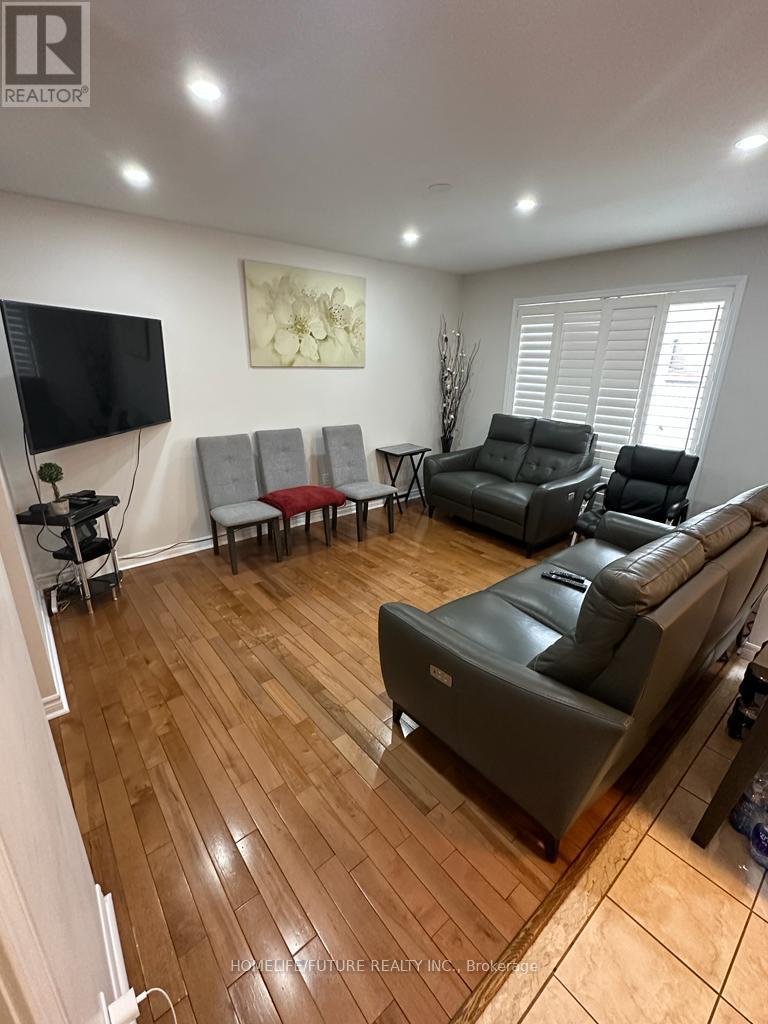 House – MAIN & 2ND FLR - 19 HUMMINGBIRD DRIVE, Toronto – photo 3