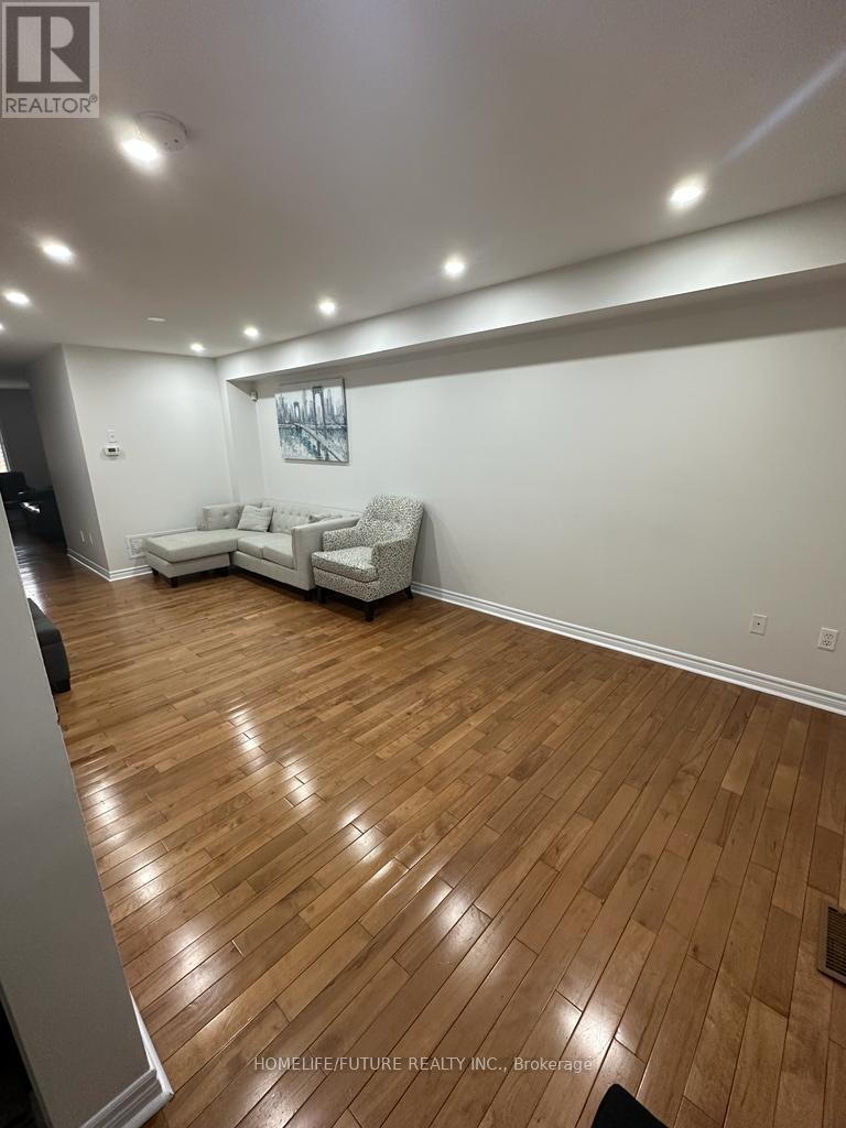 House – MAIN & 2ND FLR - 19 HUMMINGBIRD DRIVE, Toronto – photo 4