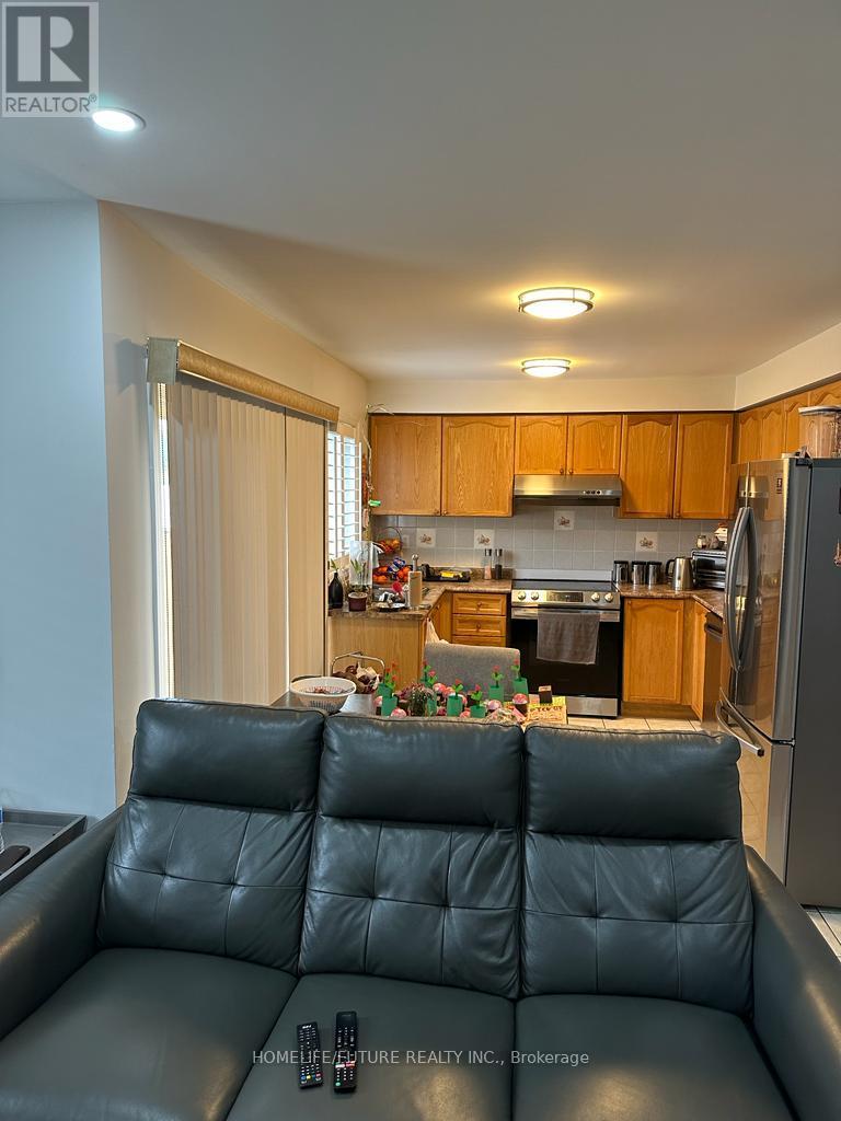 House – MAIN & 2ND FLR - 19 HUMMINGBIRD DRIVE, Toronto – photo 5