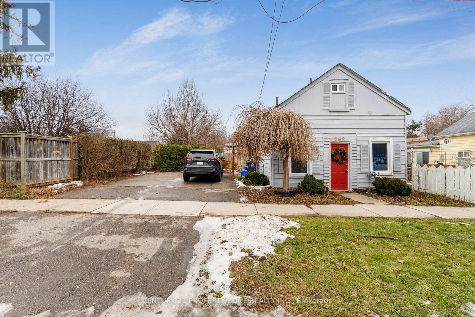 House – 262 PINE STREET, Milton – photo 1