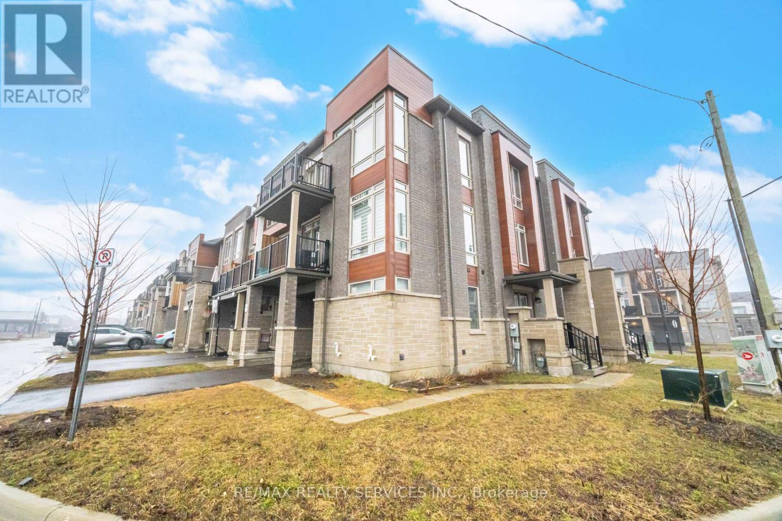 Row / Townhouse – 68 DONALD FICHT CRESCENT, Brampton – photo 2