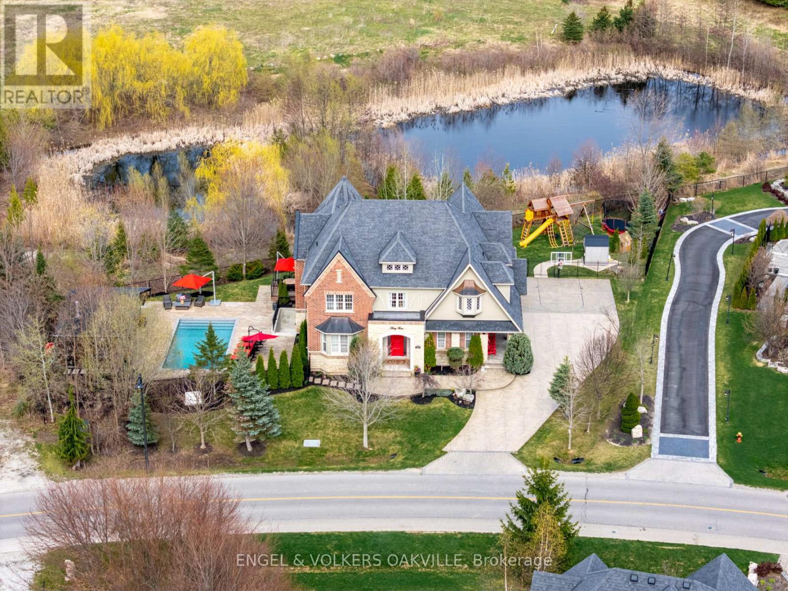 House – 33 BARRACLOUGH BOULEVARD, Halton Hills – photo 2