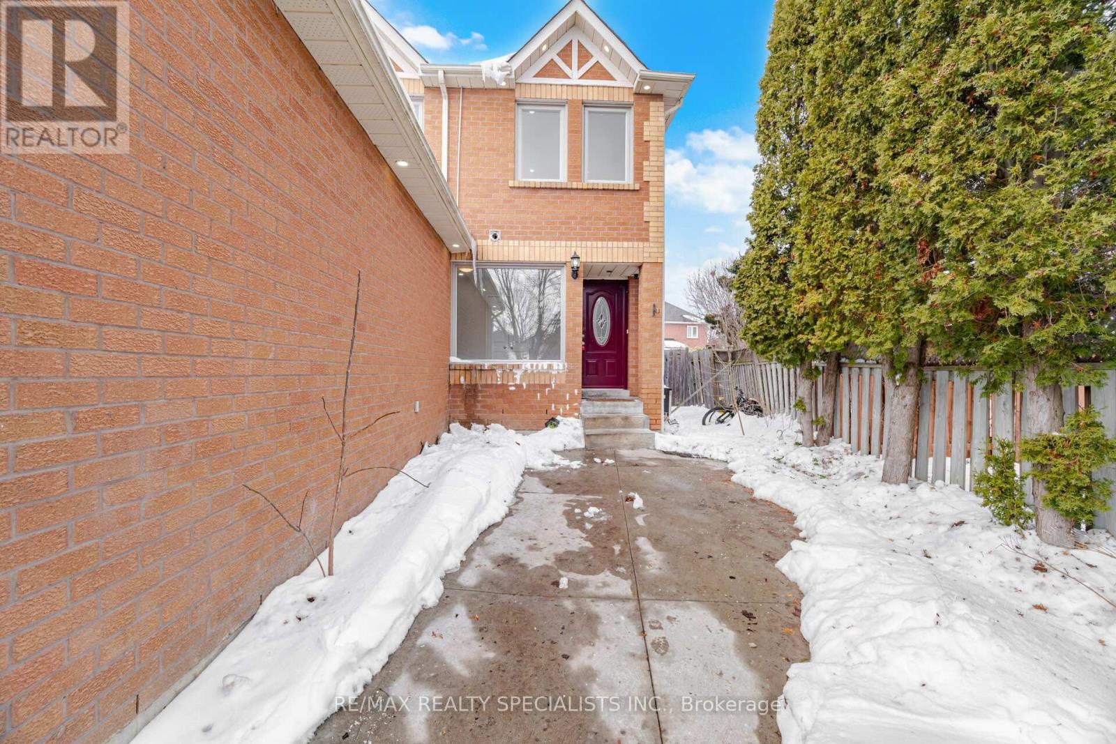 Row / Townhouse – 3 MULLIS CRESCENT, Brampton – photo 2
