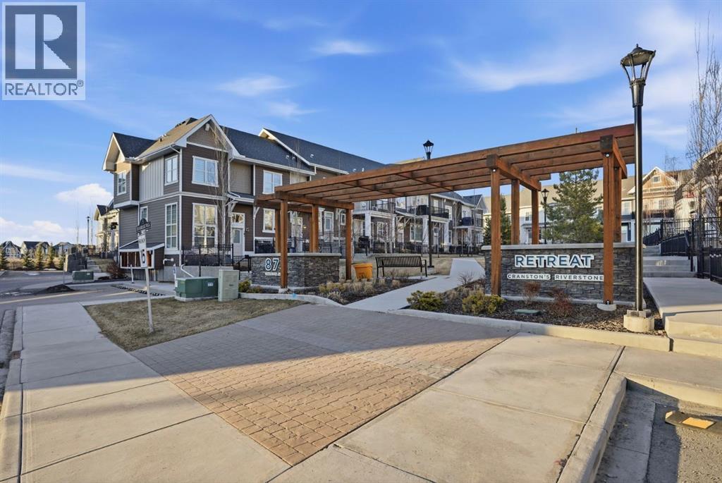 Row / Townhouse for Sale in 812 Cranbrook Walk SE|Calgary, Alberta T3M2V5 3