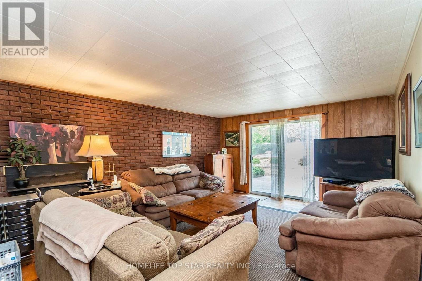 House – 8733 HERITAGE ROAD, Brampton – photo 3