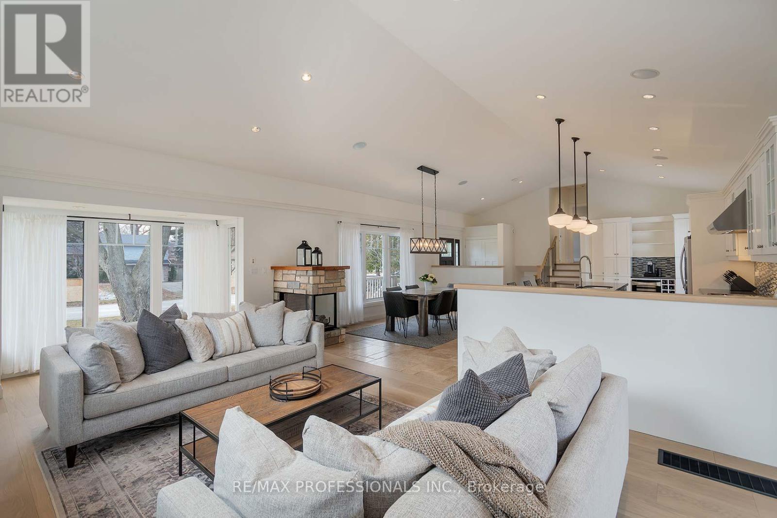 House – 321 WENDY LANE, Oakville – photo 2