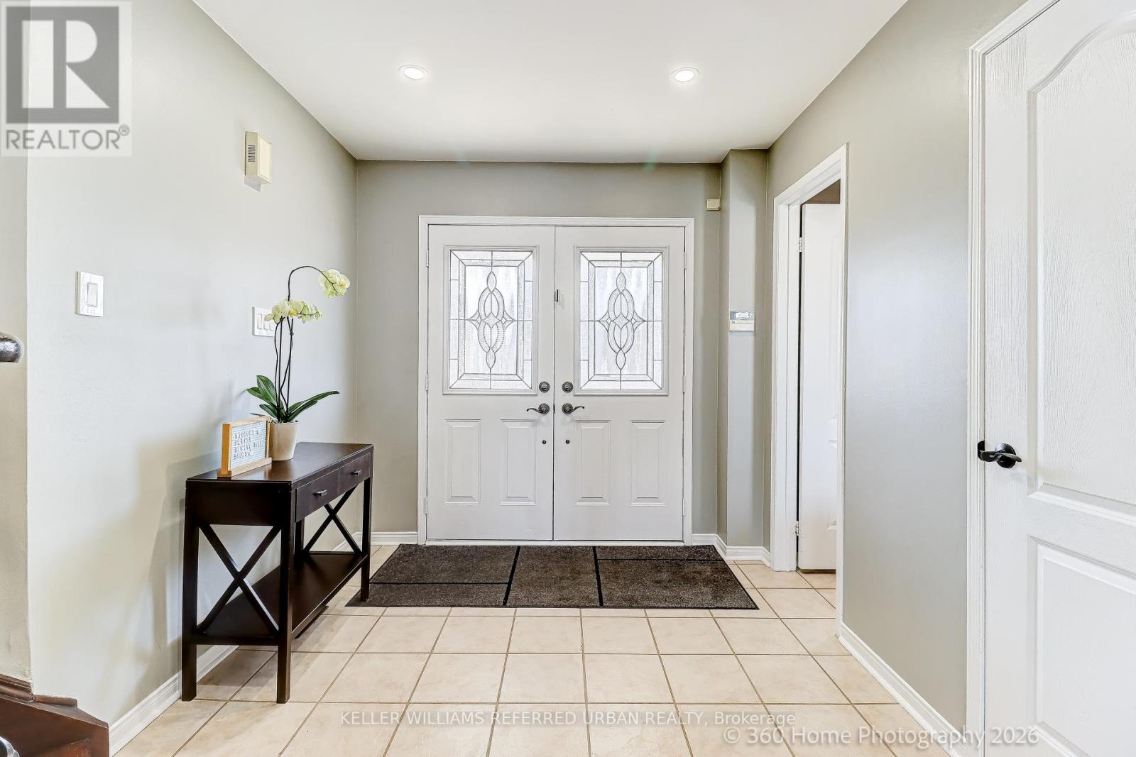 House – 4 WOODVALLEY DRIVE, Brampton – photo 2