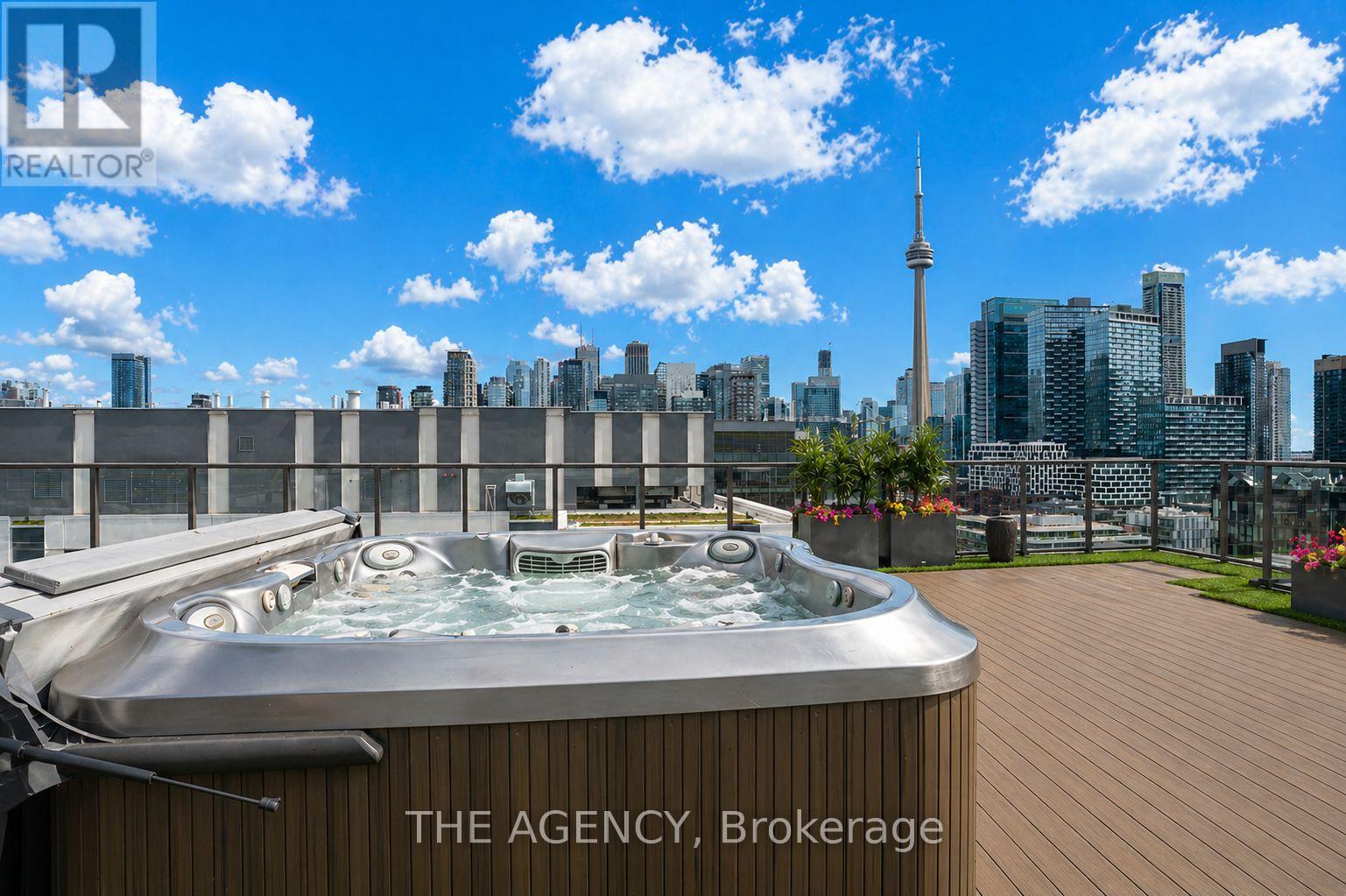 Apartment – 111 BATHURST STREET, Toronto – photo 2