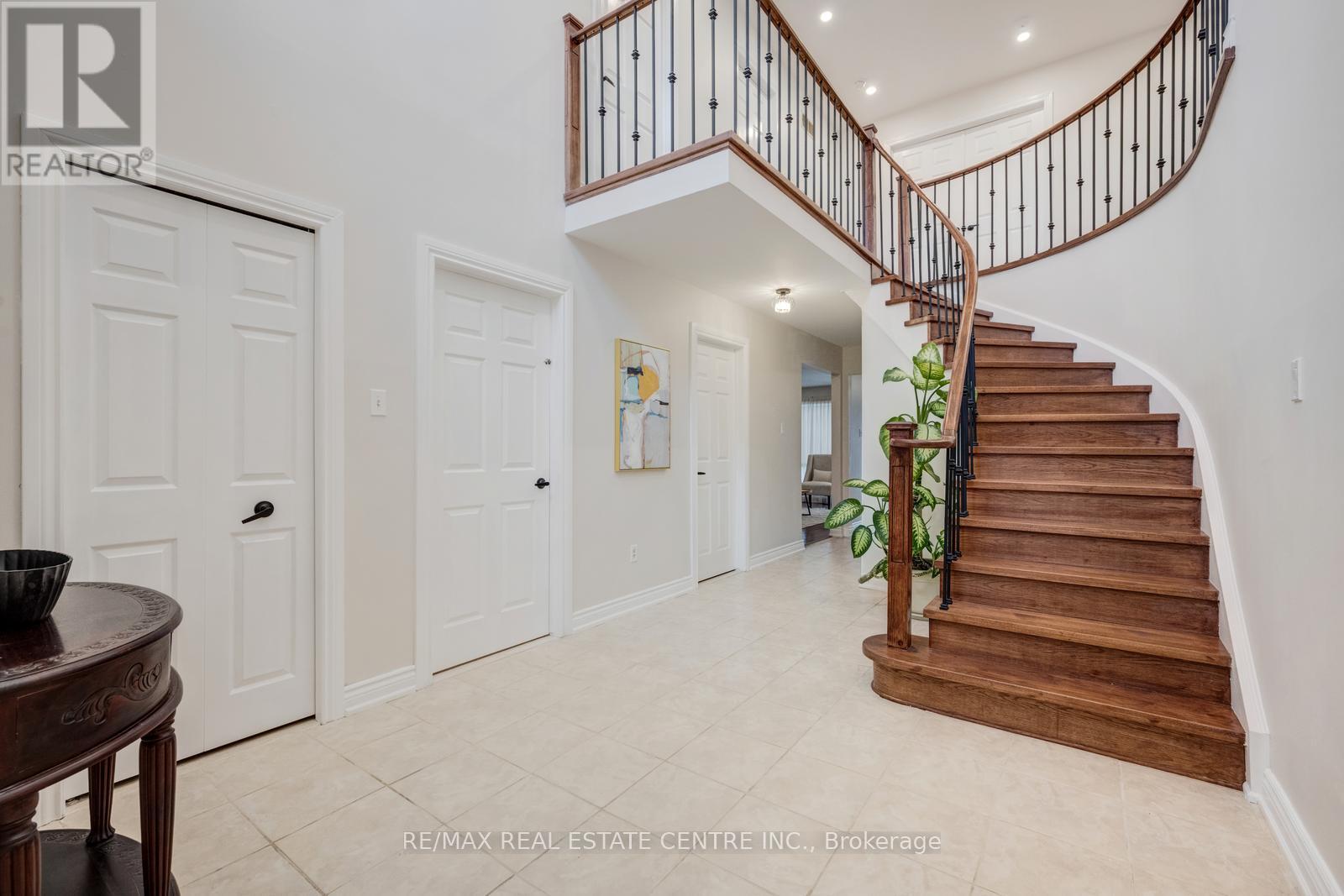 House – 5580 MILLBROOK LANE, Mississauga – photo 3