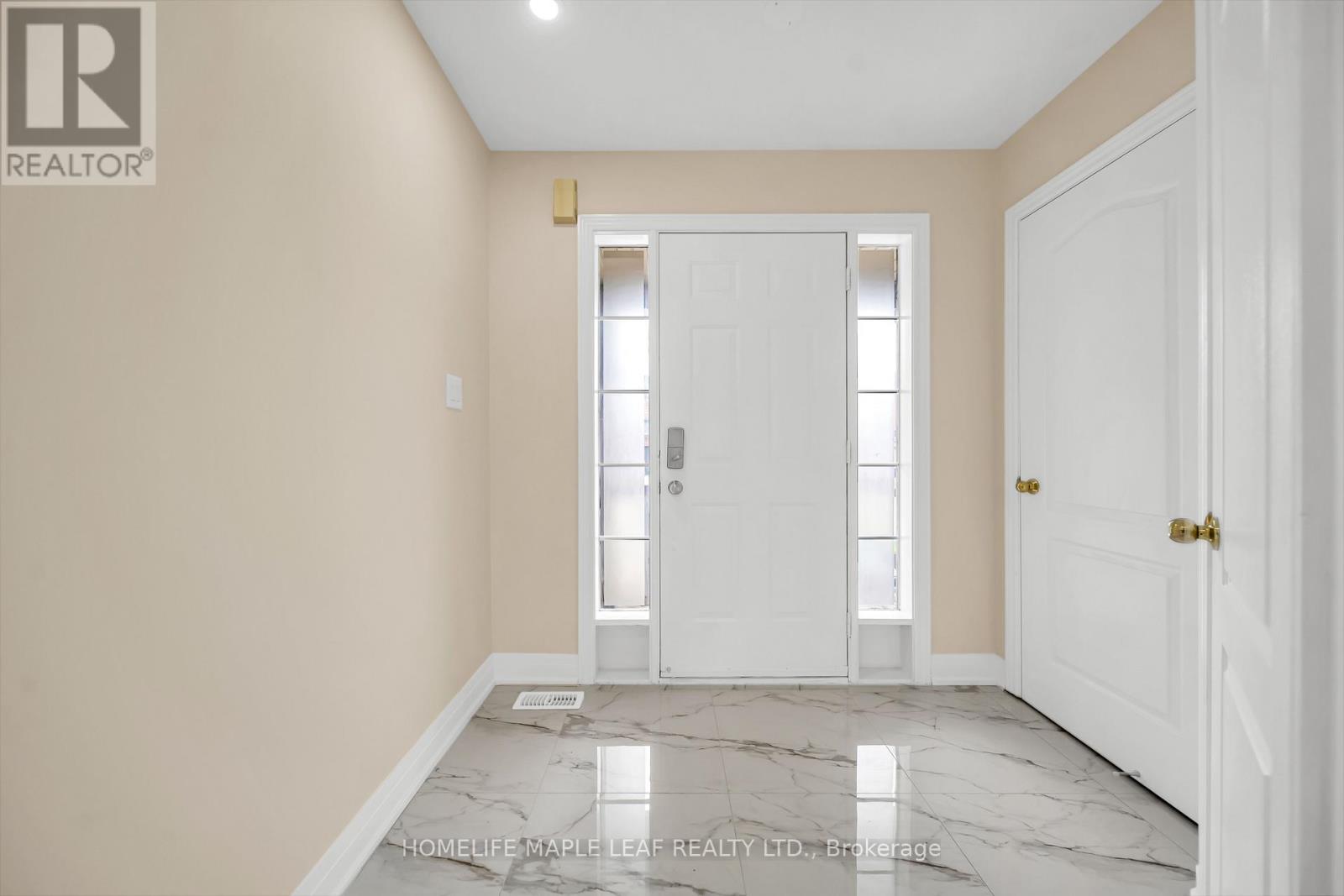 House – 6 VERMONT ROAD, Brampton – photo 4