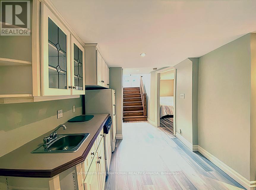Duplex – MAIN + LOWER - 21 MELGUND ROAD, Toronto – photo 2