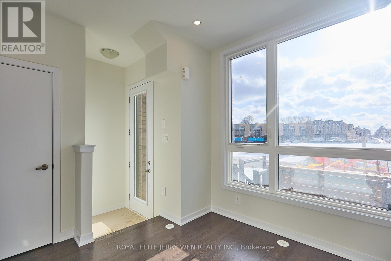 Row / Townhouse – 60 GREEN GARDENS BOULEVARD N, Toronto – photo 2