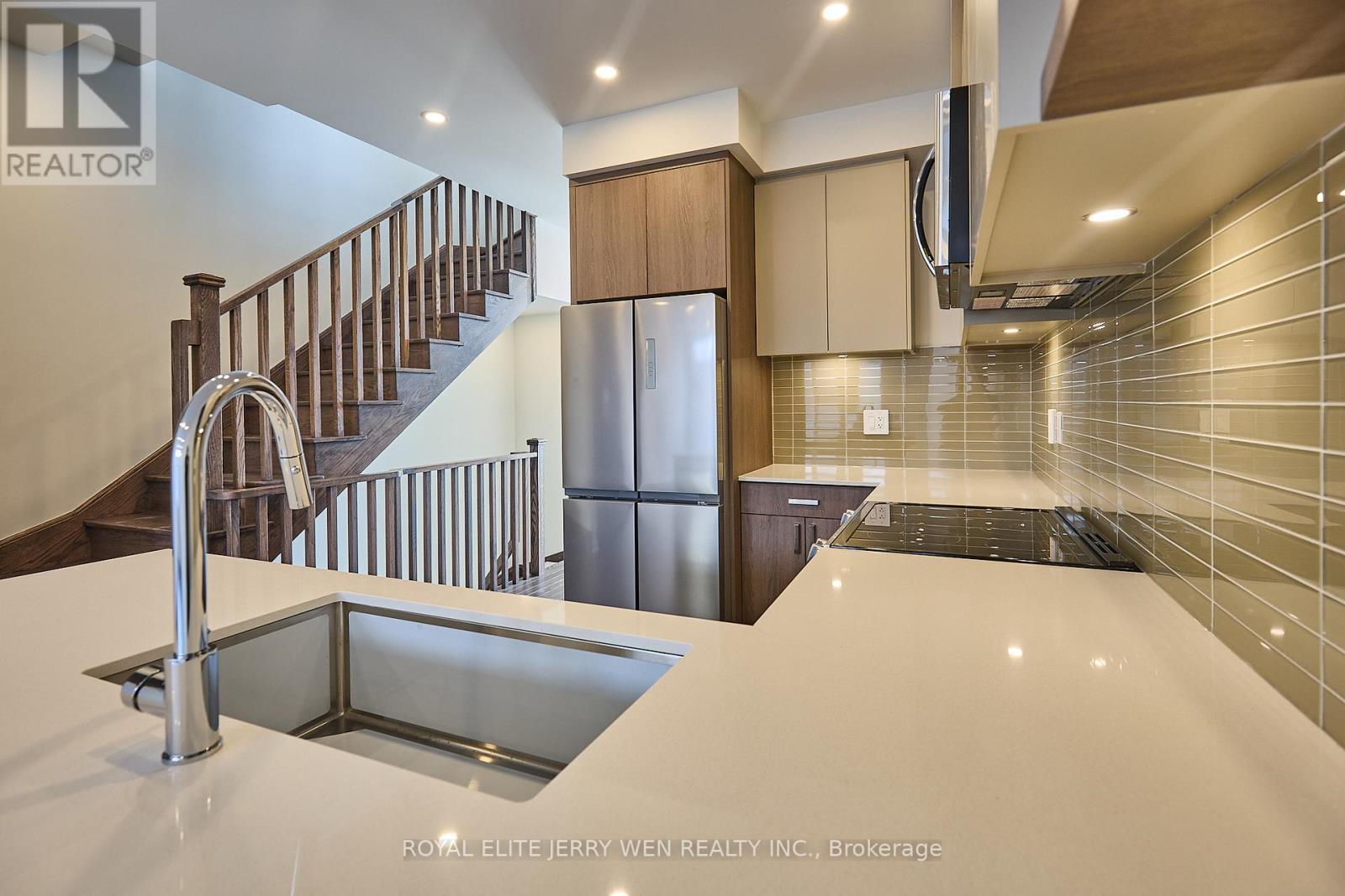 Row / Townhouse – 60 GREEN GARDENS BOULEVARD N, Toronto – photo 5