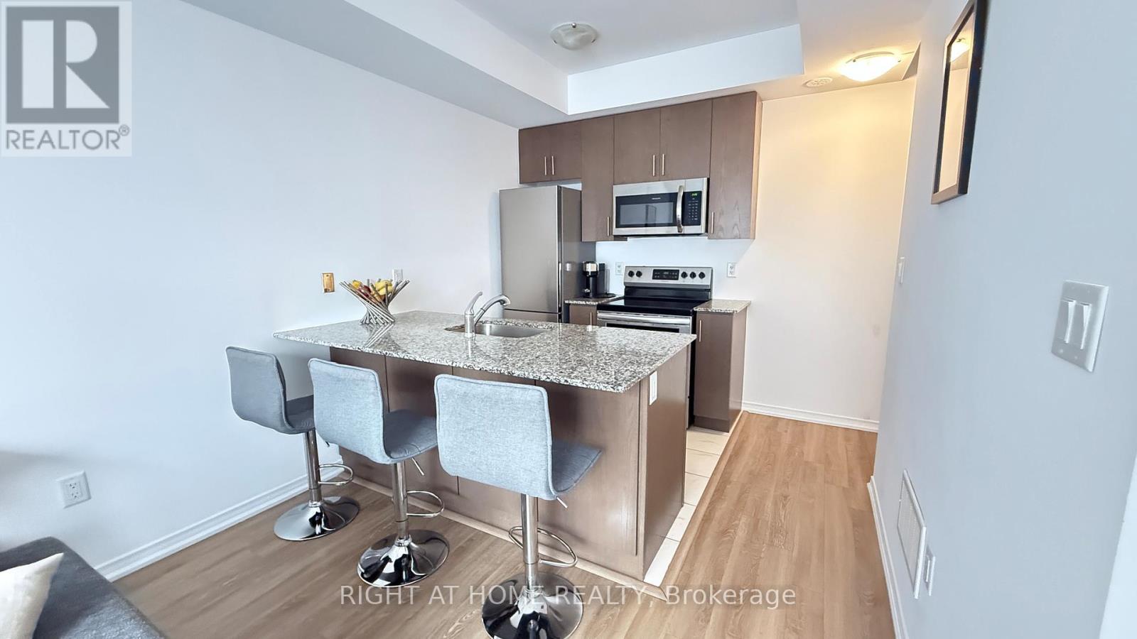 Row / Townhouse – 147 - 34 FIELDWAY ROAD, Toronto – photo 2