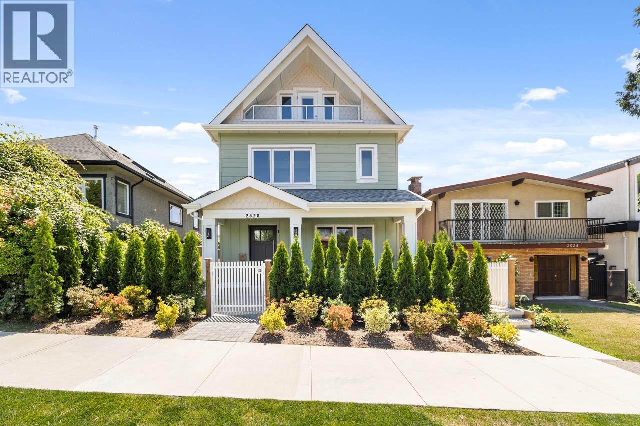 1 2528 TURNER STREET|Vancouver, British Columbia V5K2E8