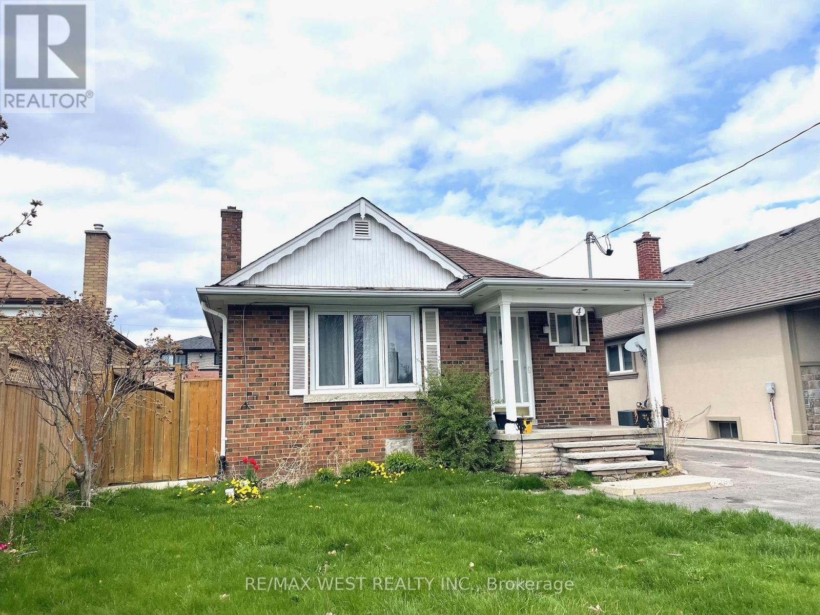 House – 4 PARKCHESTER ROAD, Toronto – photo 2