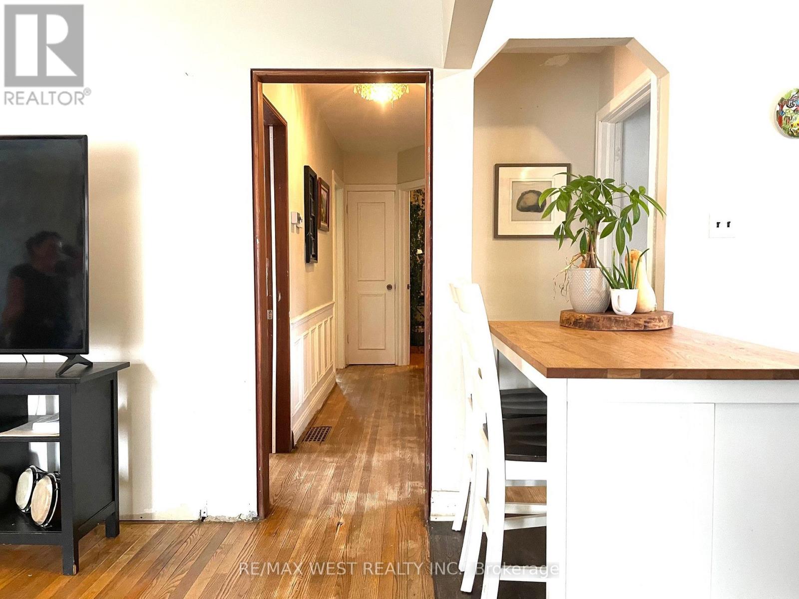 House – 4 PARKCHESTER ROAD, Toronto – photo 3