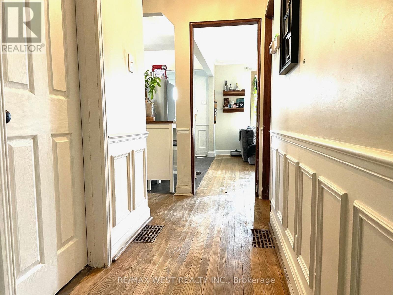 House – 4 PARKCHESTER ROAD, Toronto – photo 4