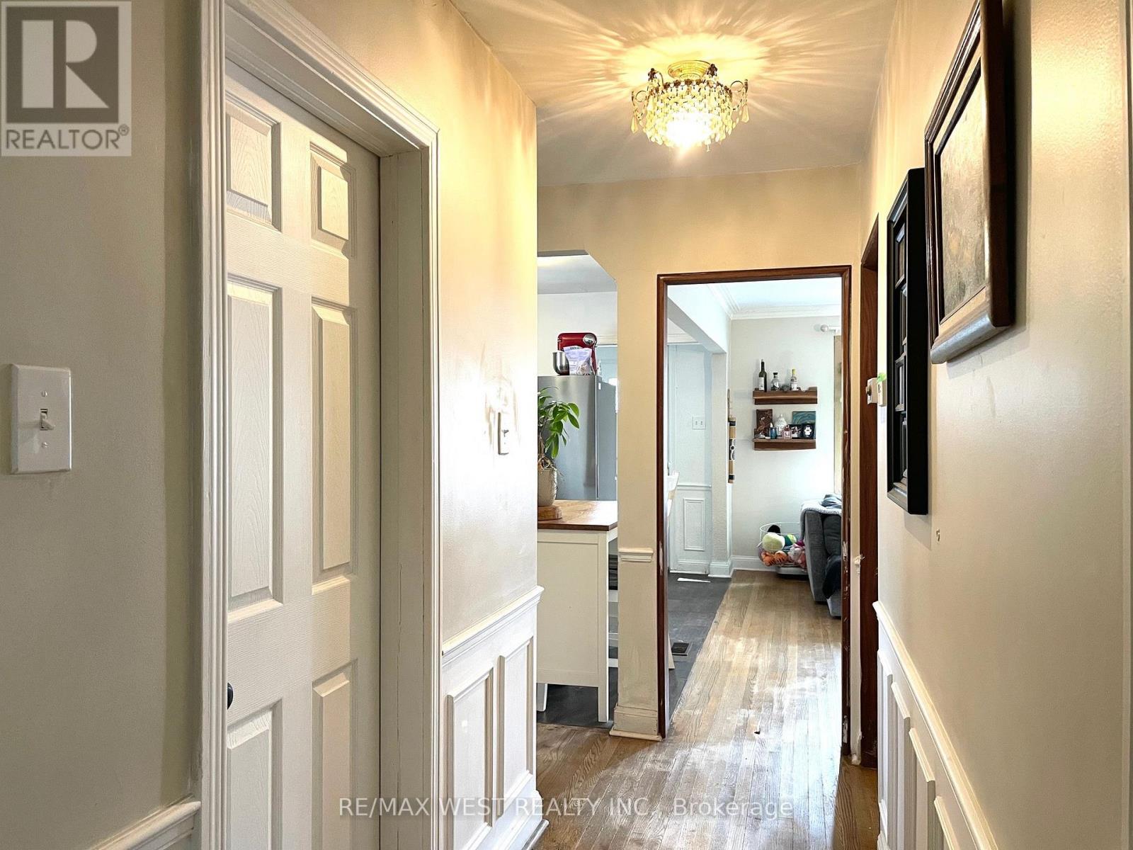 House – 4 PARKCHESTER ROAD, Toronto – photo 5