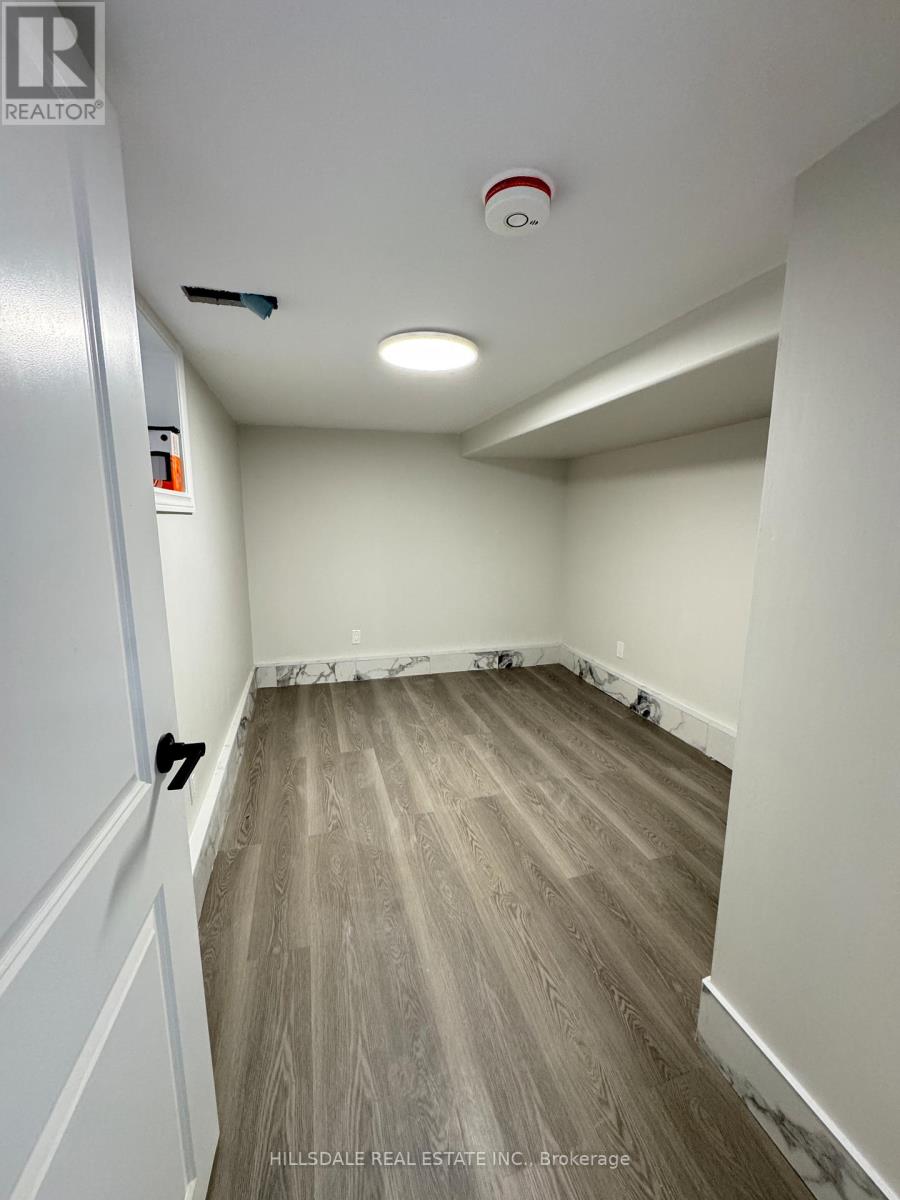 Row / Townhouse – LOWER UNIT - 687 MARKHAM STREET, Toronto – photo 3