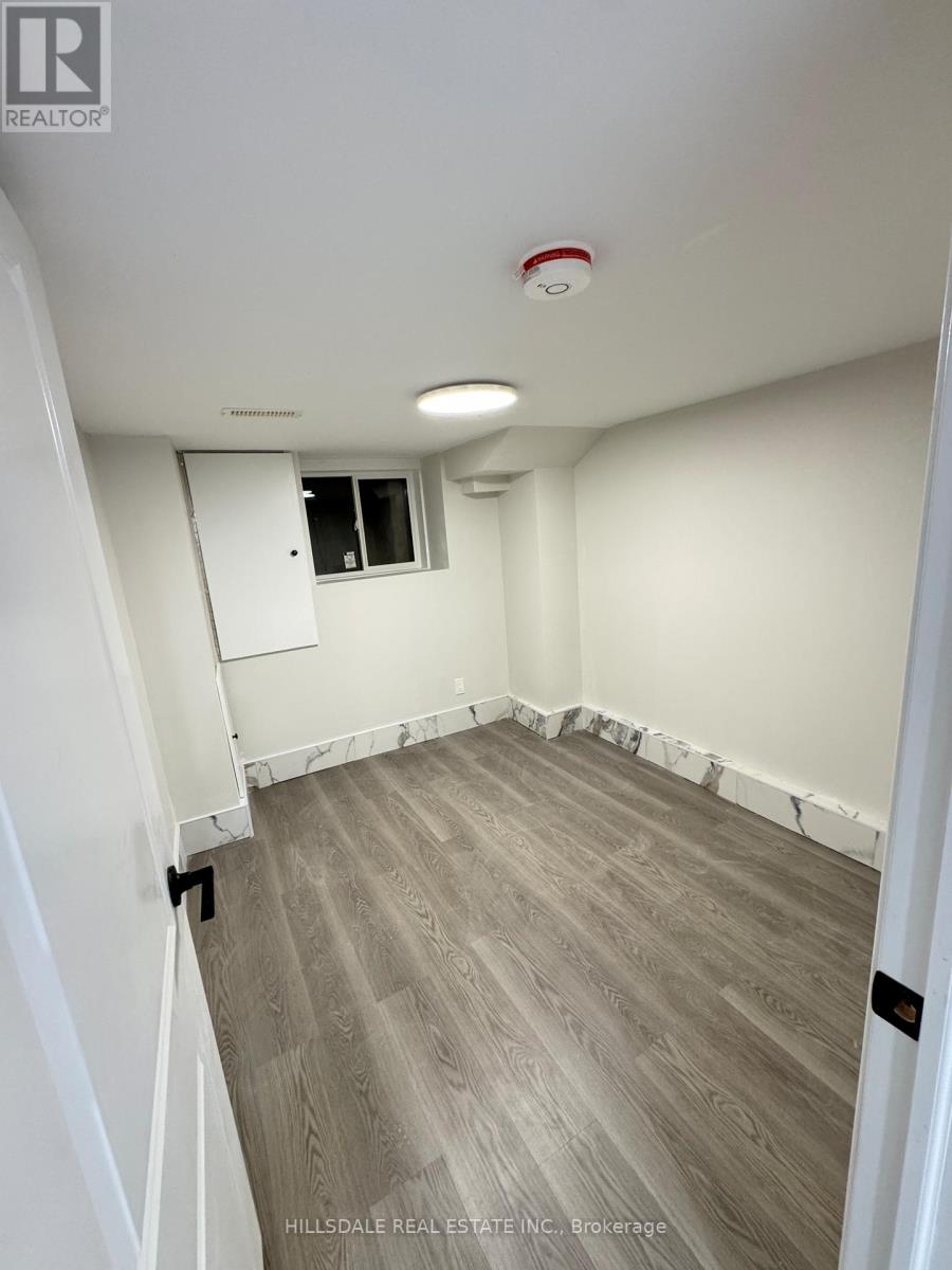 Row / Townhouse – LOWER UNIT - 687 MARKHAM STREET, Toronto – photo 4