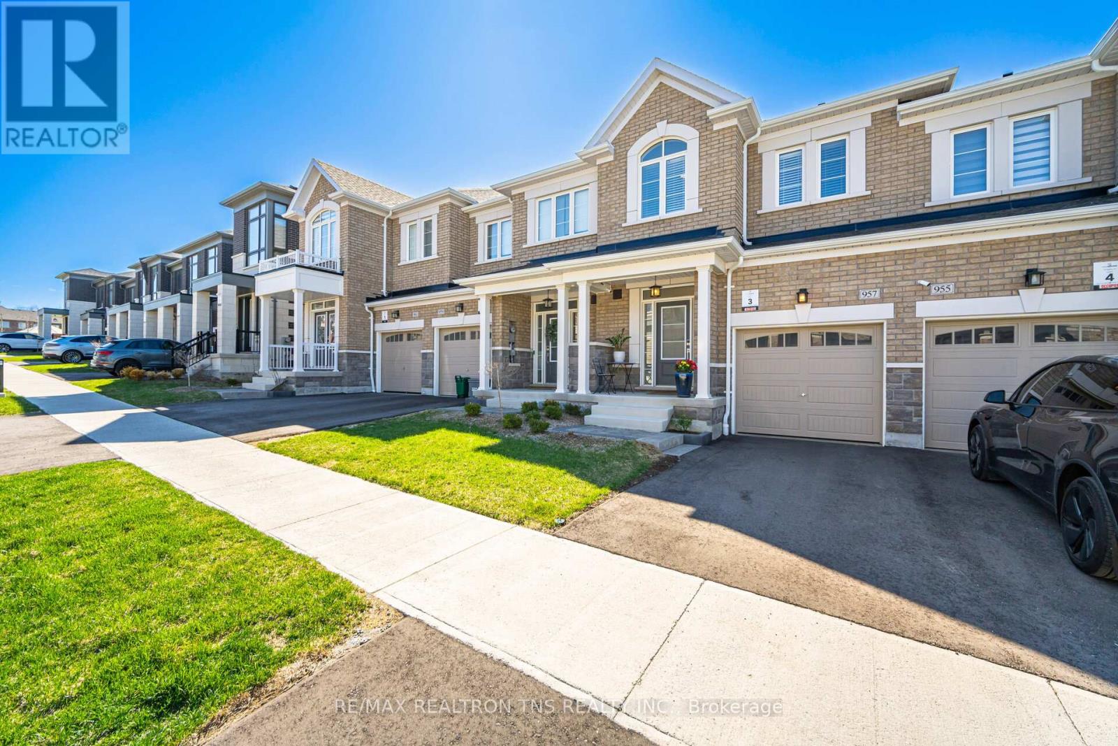 Row / Townhouse – 957 CORMORANT PATH, Pickering – photo 2