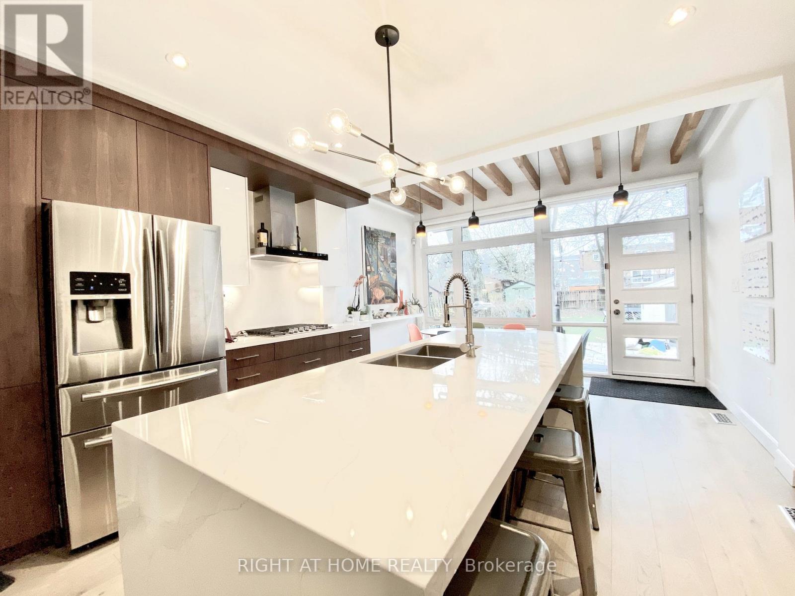 House – 16 WOODLEE ROAD, Toronto – photo 2