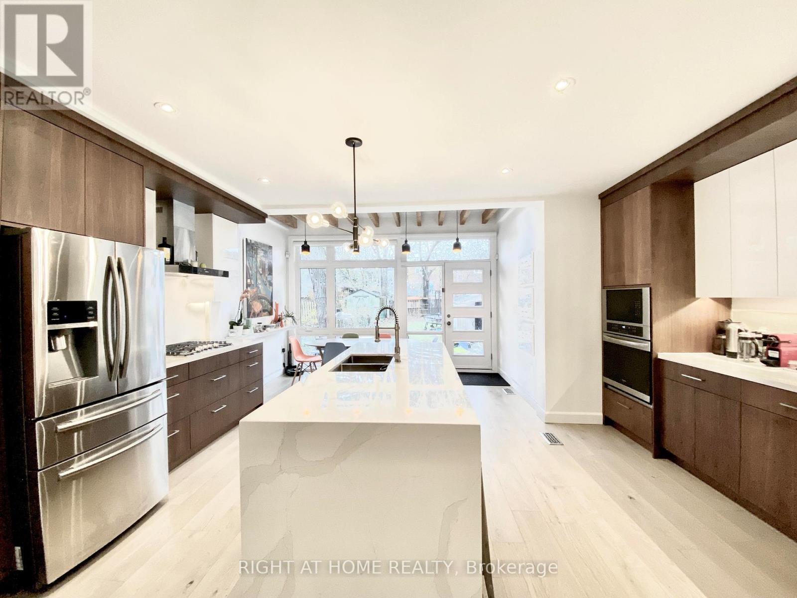 House – 16 WOODLEE ROAD, Toronto – photo 3
