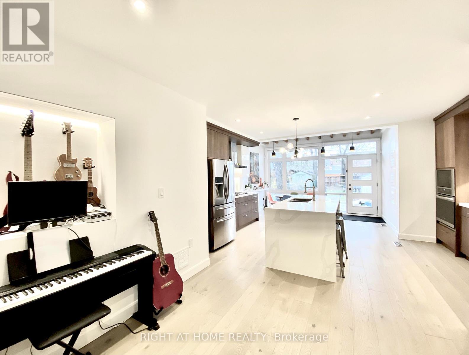 House – 16 WOODLEE ROAD, Toronto – photo 4