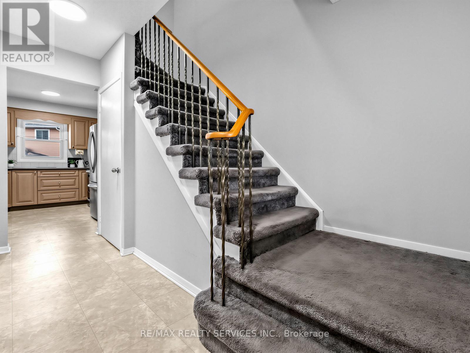 House – 32 HELIOS PLACE, Brampton – photo 4