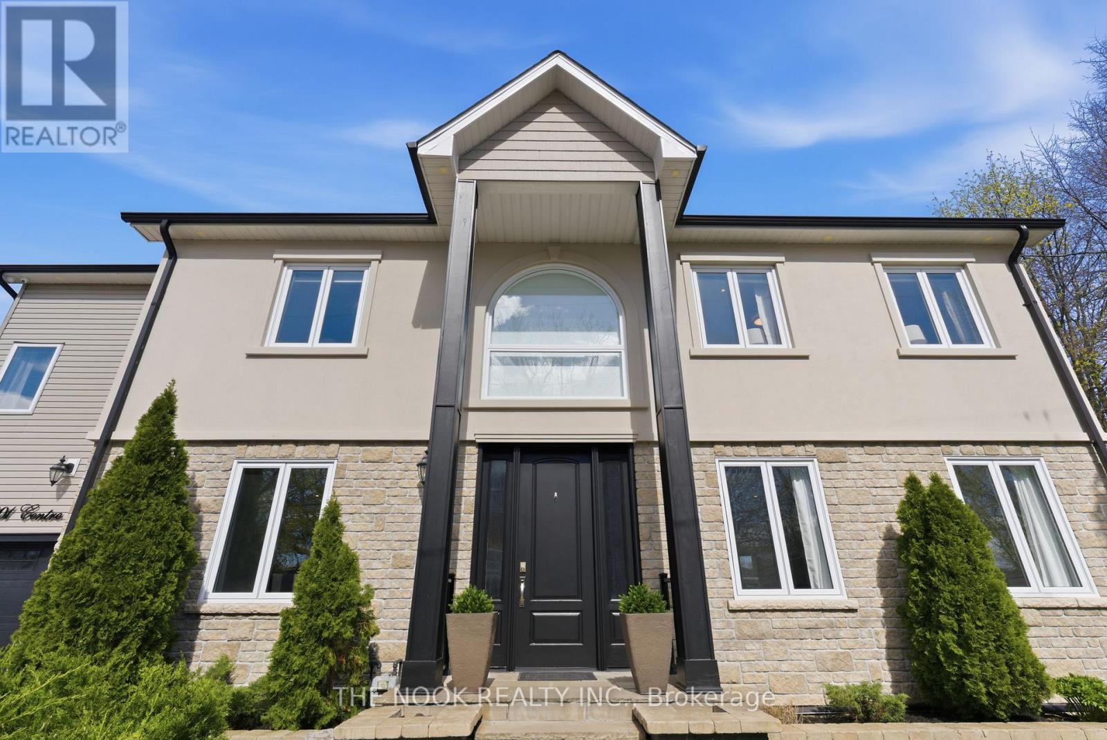 House – 201 CENTRE STREET N, Whitby – photo 1