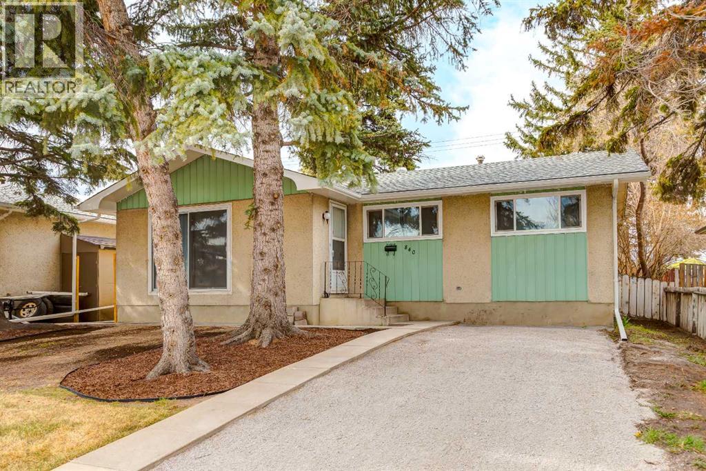 House for Sale in 840 Raynard Crescent SE|Calgary, Alberta T2A1X7