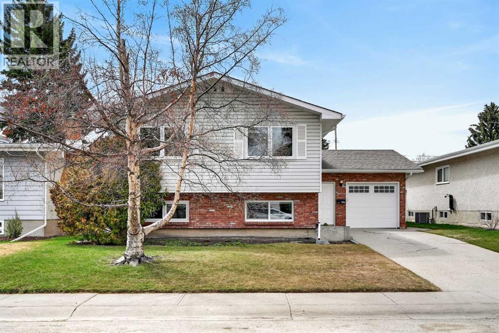 House for Sale in 3516 Lakeside Crescent SW|Calgary, Alberta T3E6A6