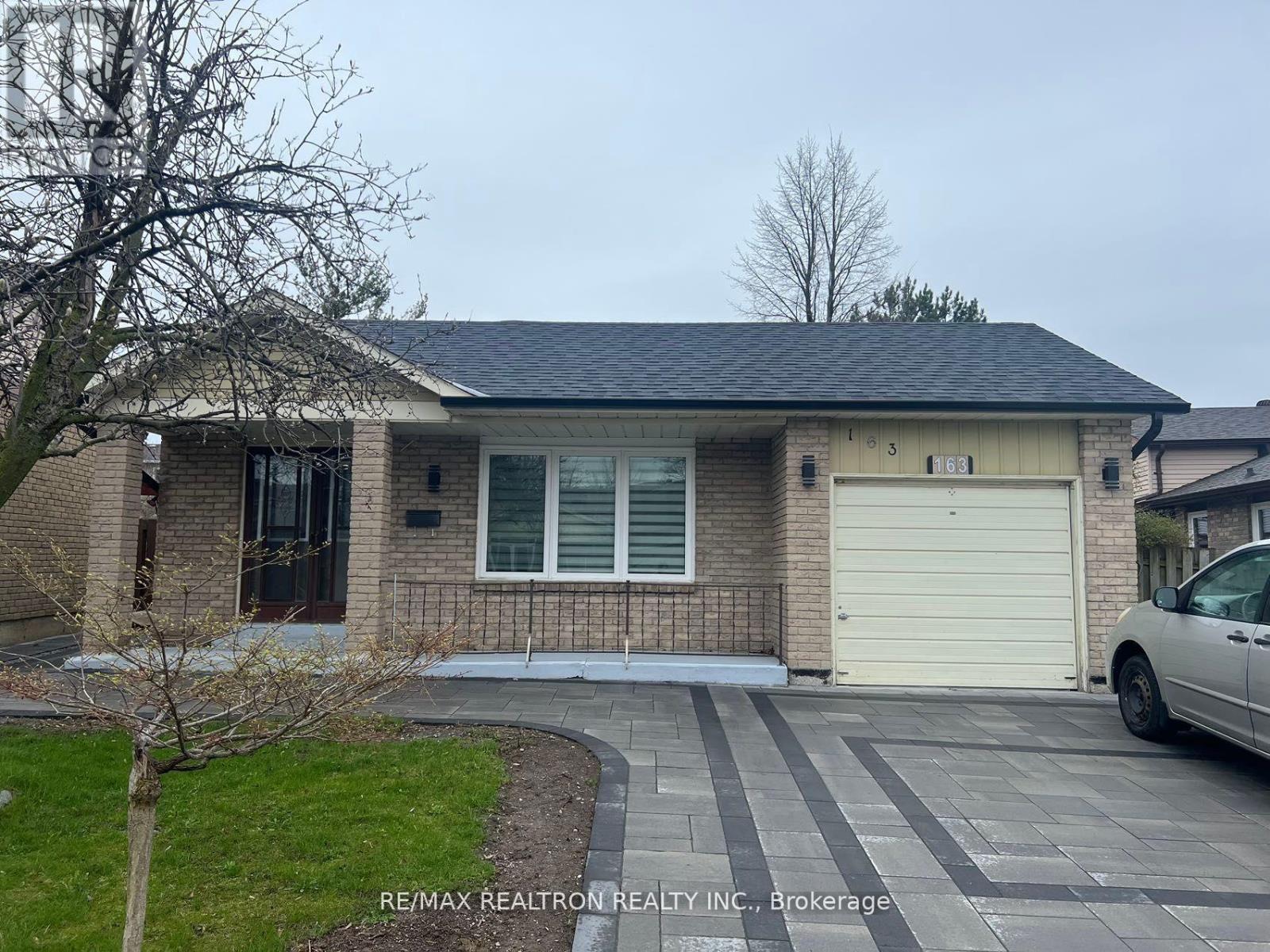 House – UPPER - 163 INGLETON BOULEVARD, Toronto – photo 1