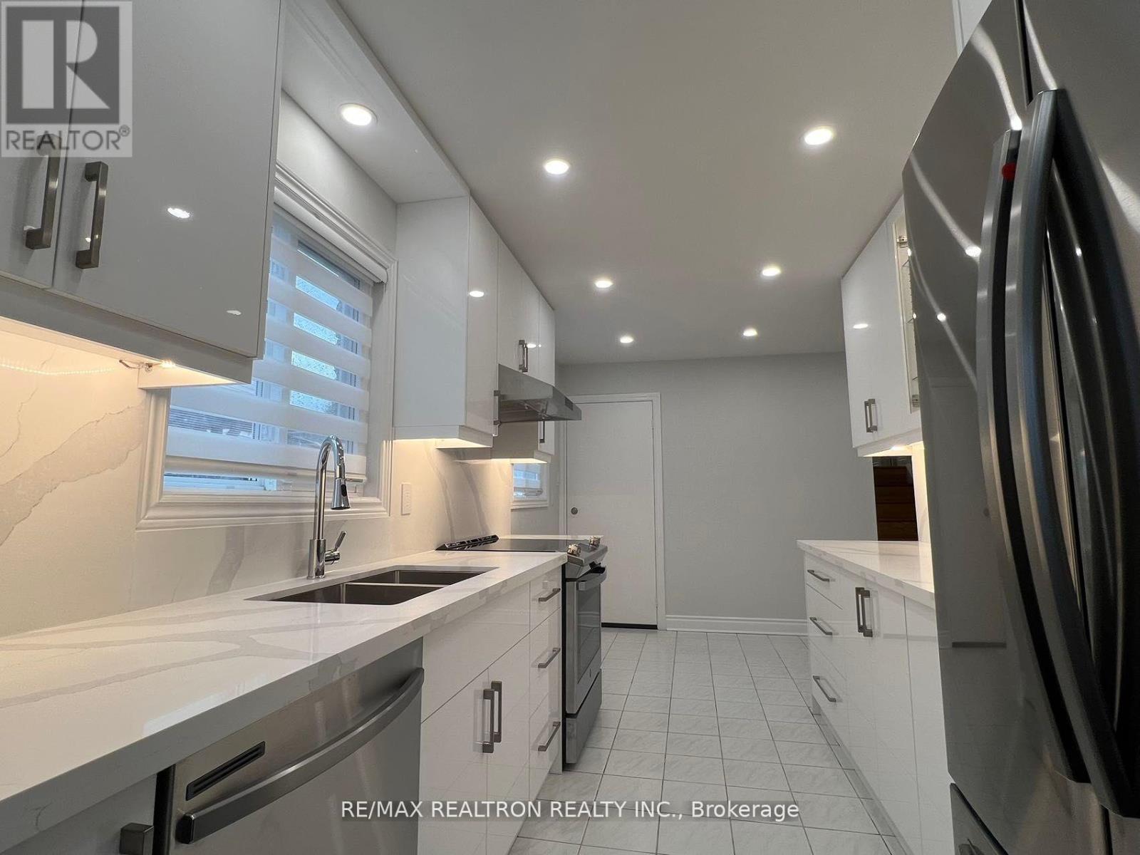 House – UPPER - 163 INGLETON BOULEVARD, Toronto – photo 2
