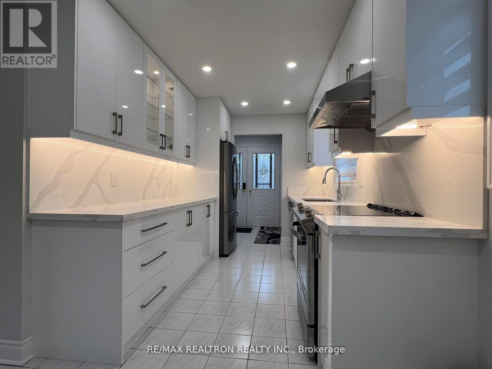 House – UPPER - 163 INGLETON BOULEVARD, Toronto – photo 3